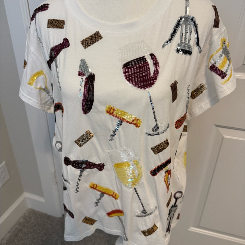 QUEEN OF SPARKLES White Tee with Sequin Wine Design